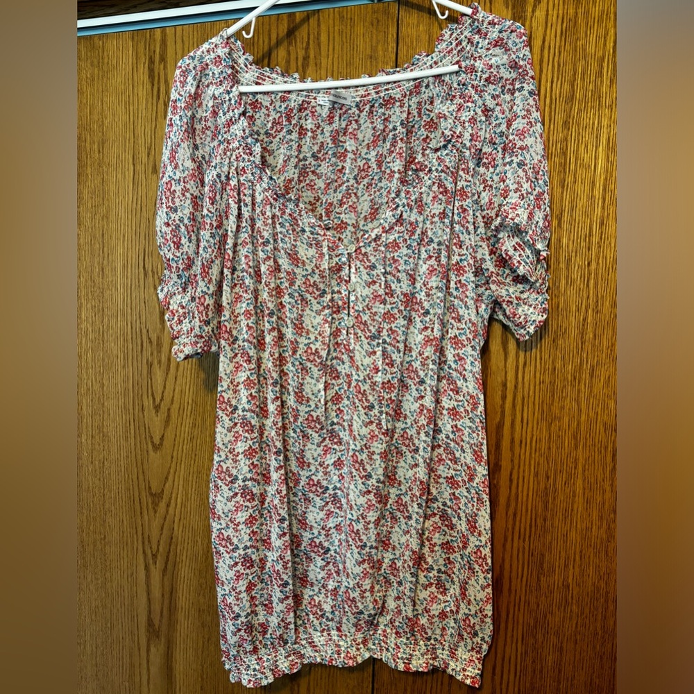 Women’s Maurices brand size 3 short sleeve multi colored flower pattern blouse.